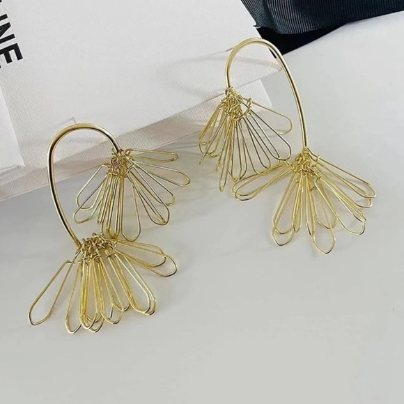 2/$30🌵 Gold Tone Wire Dangle Flower Petals Earrings Delicate Statement Boho NEW - Picture 6 of 11
